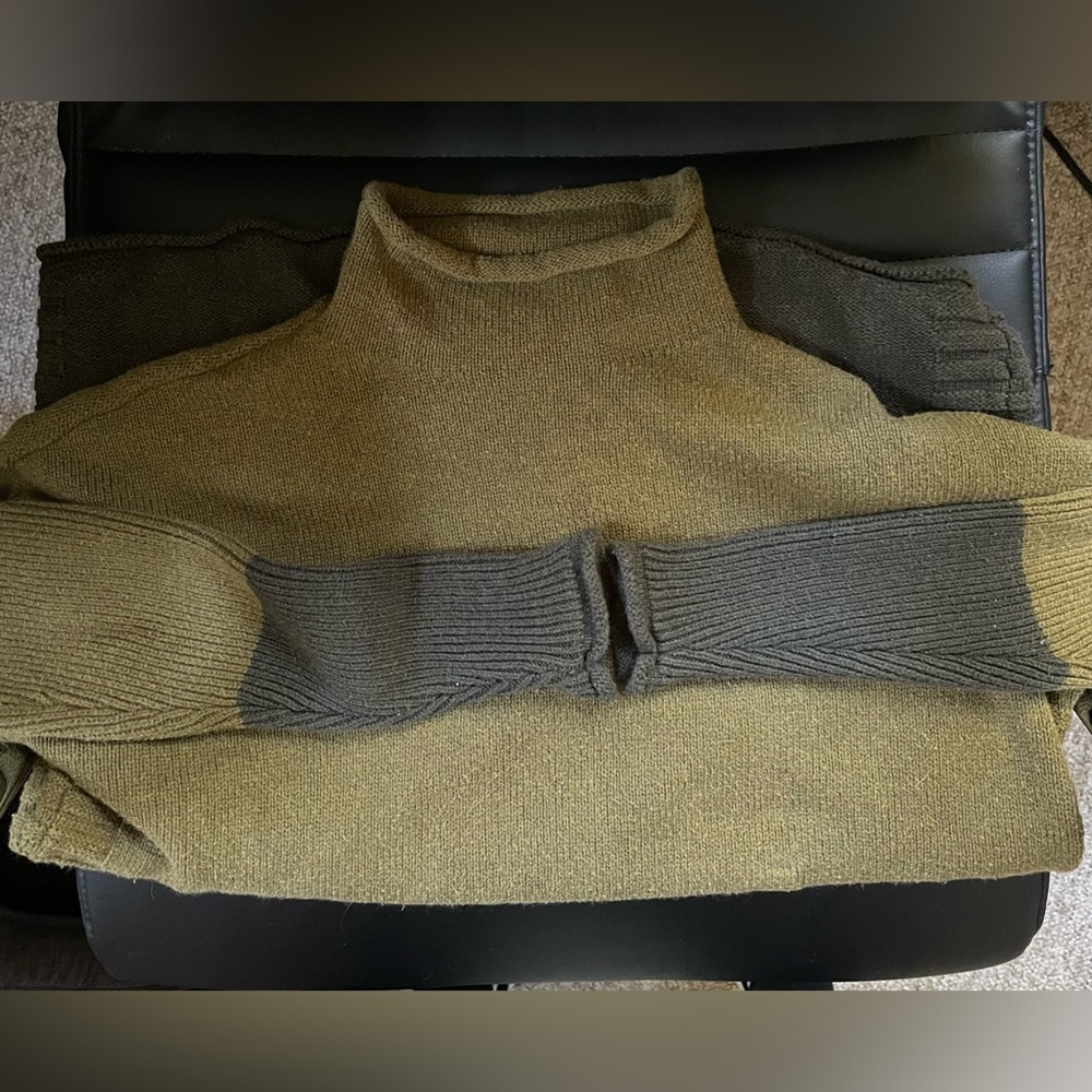 Tahari mock neck sweater size: s